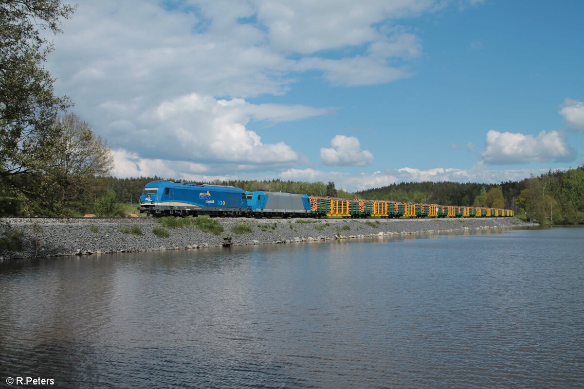 223 033 EVB und 185 520 mit einem SchwaigerHolzzug am Rechenweiher in Richtung Regensburg. 29.05.21