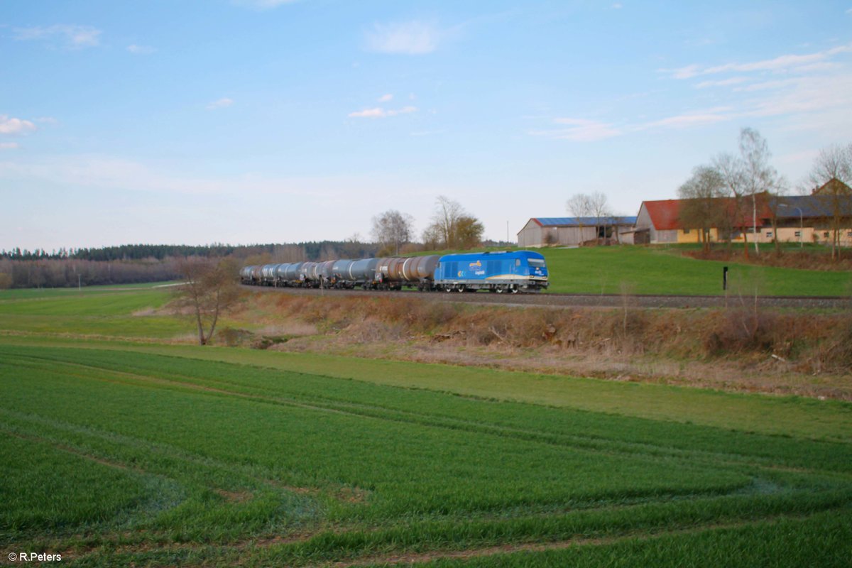 223 033 mit einem Kesselzug von Marktredwitz Tanklager - Ingolstadt bei Reuth bei Erbendorf. 28.04.21