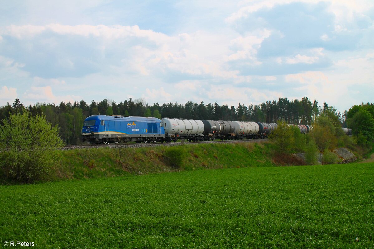 223 033 mit einem Kesselzug aus Neustadt/Donau nach XTCH kurz vor Wiesau/Oberpfalz. 10.05.22