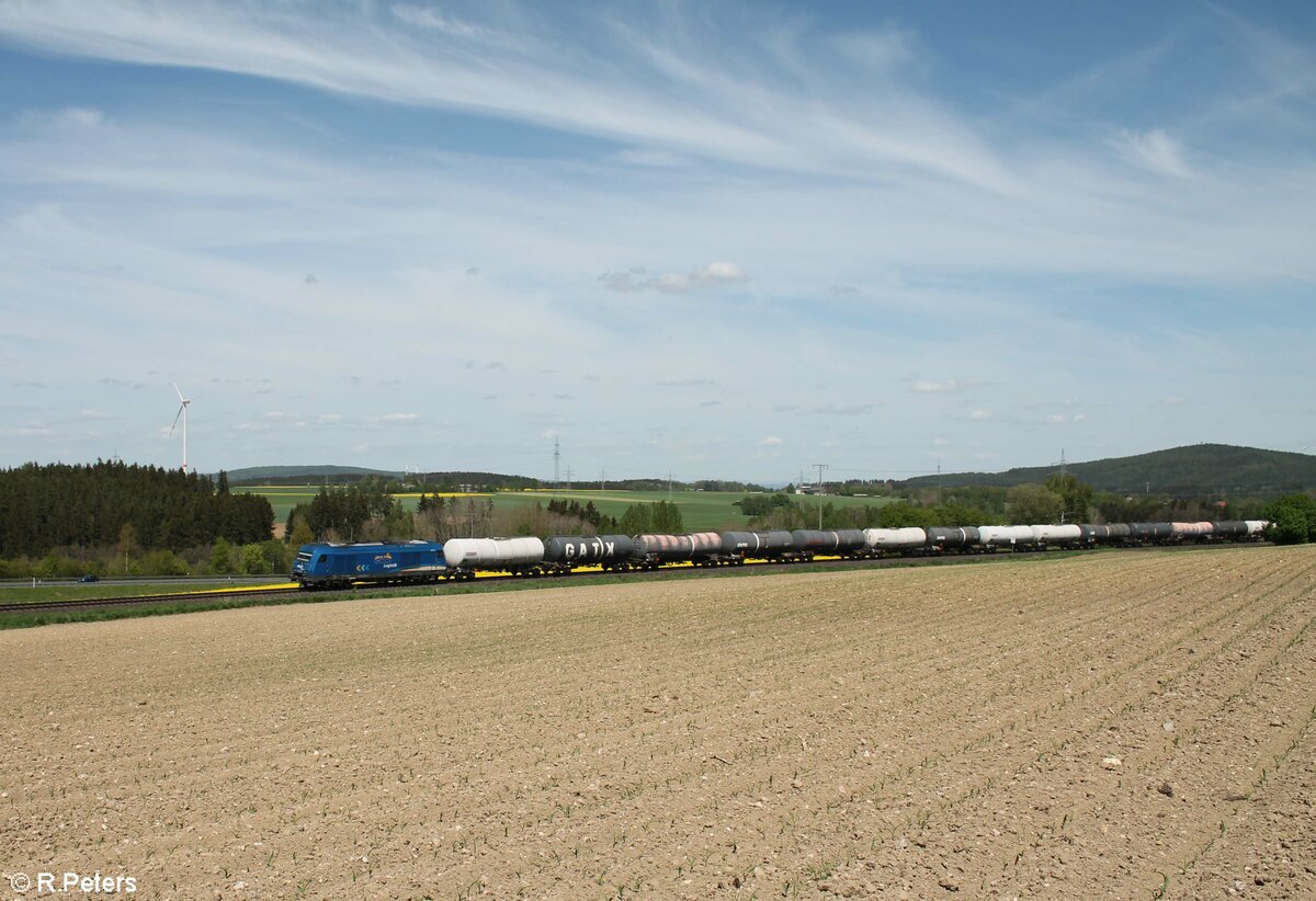 223 033 mit einem Kesselzug aus Cheb bei Brand bei Marktredwitz. 14.05.22