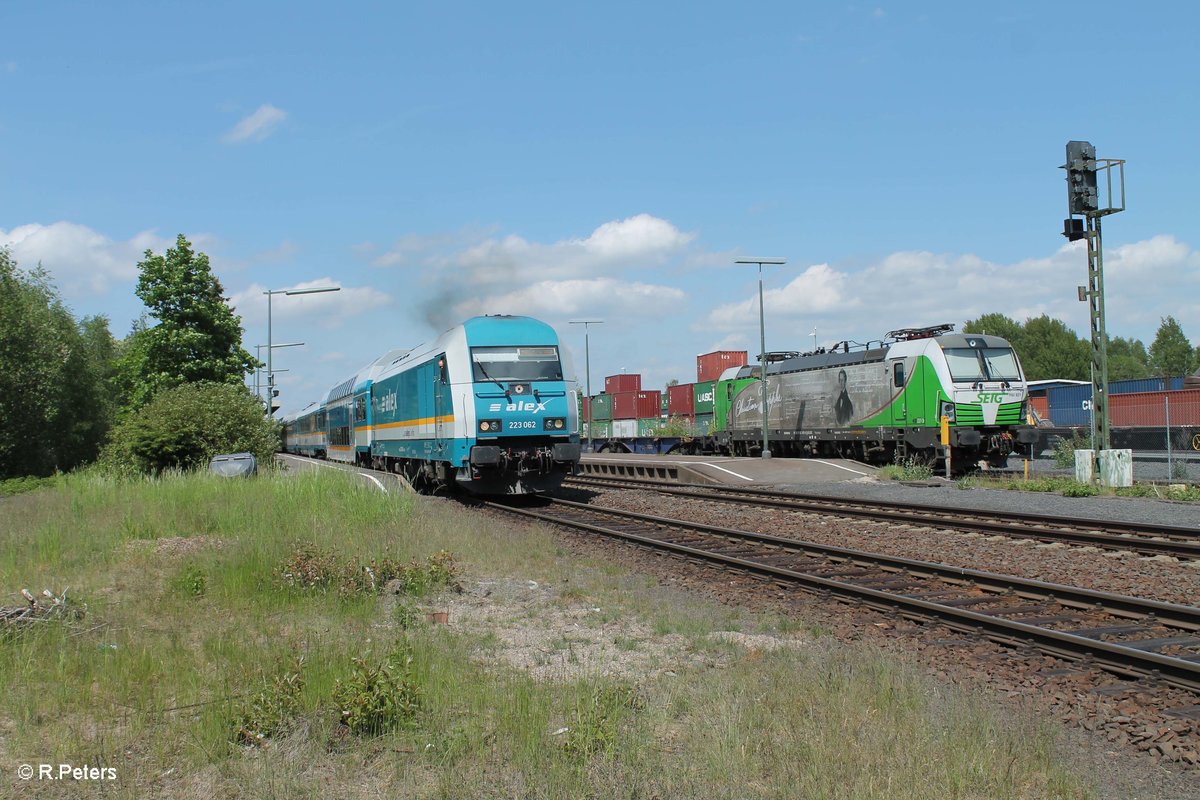 223 062 trifft beim verlassen von Wiesau/Oberpfalz mit dem ALX84115 Hof - München auf den SETG Vectron 193 831  Christian Doppler . 26.05.16