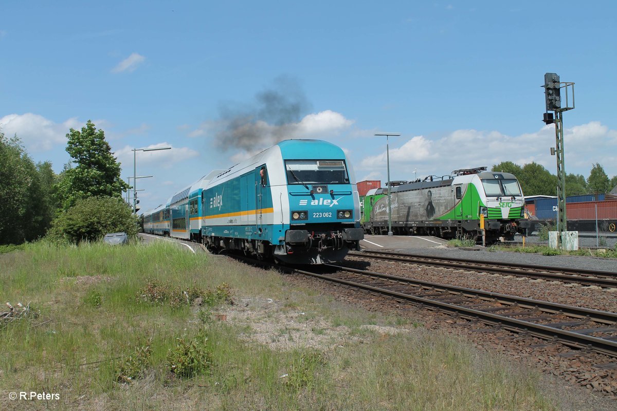 223 062 trifft beim verlassen von Wiesau/Oberpfalz mit dem ALX84115 Hof - München auf den SETG Vectron 193 831  Christian Doppler . 26.05.16