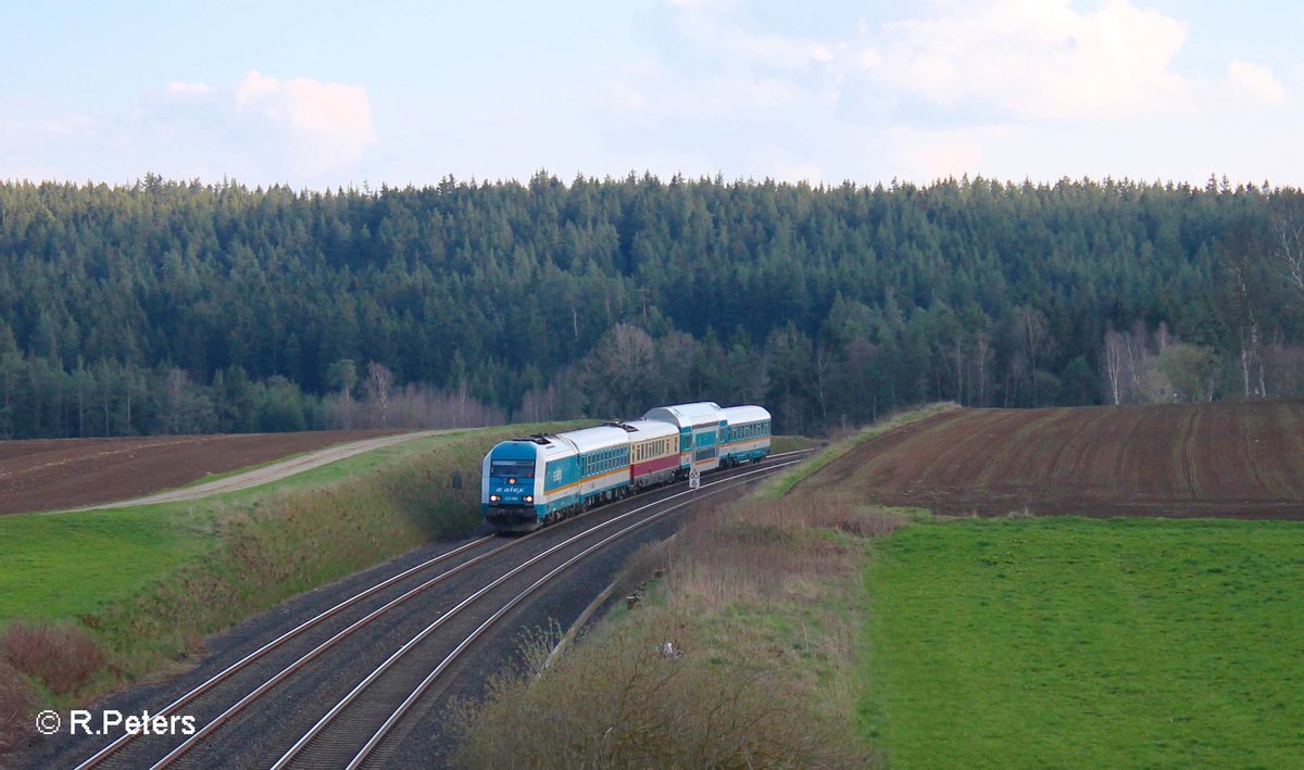 223 062 zieht bei Neudes den ALX84110 München - Hof durch die Kurve. 14.04.16