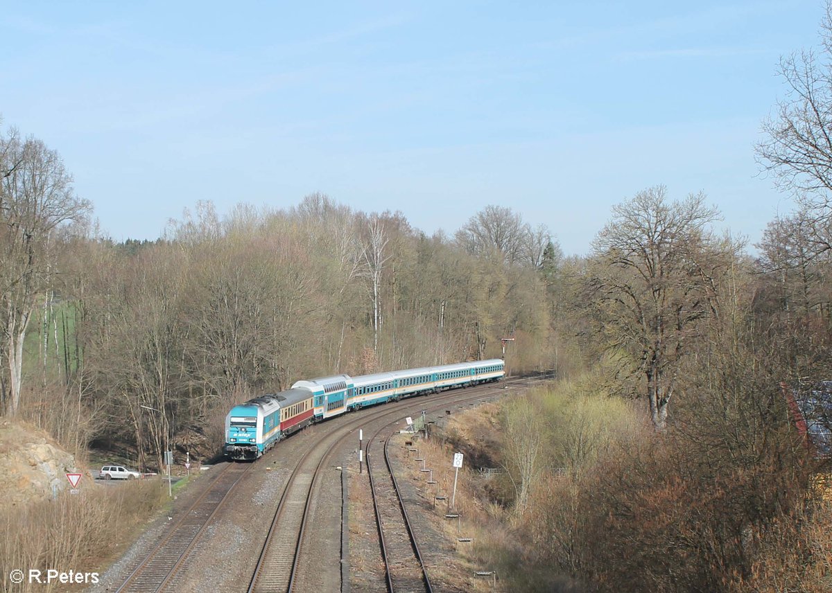 223 063 durchfährt Reuth bei Erbendorf als ALX84111 Hof - München. 01.04.17