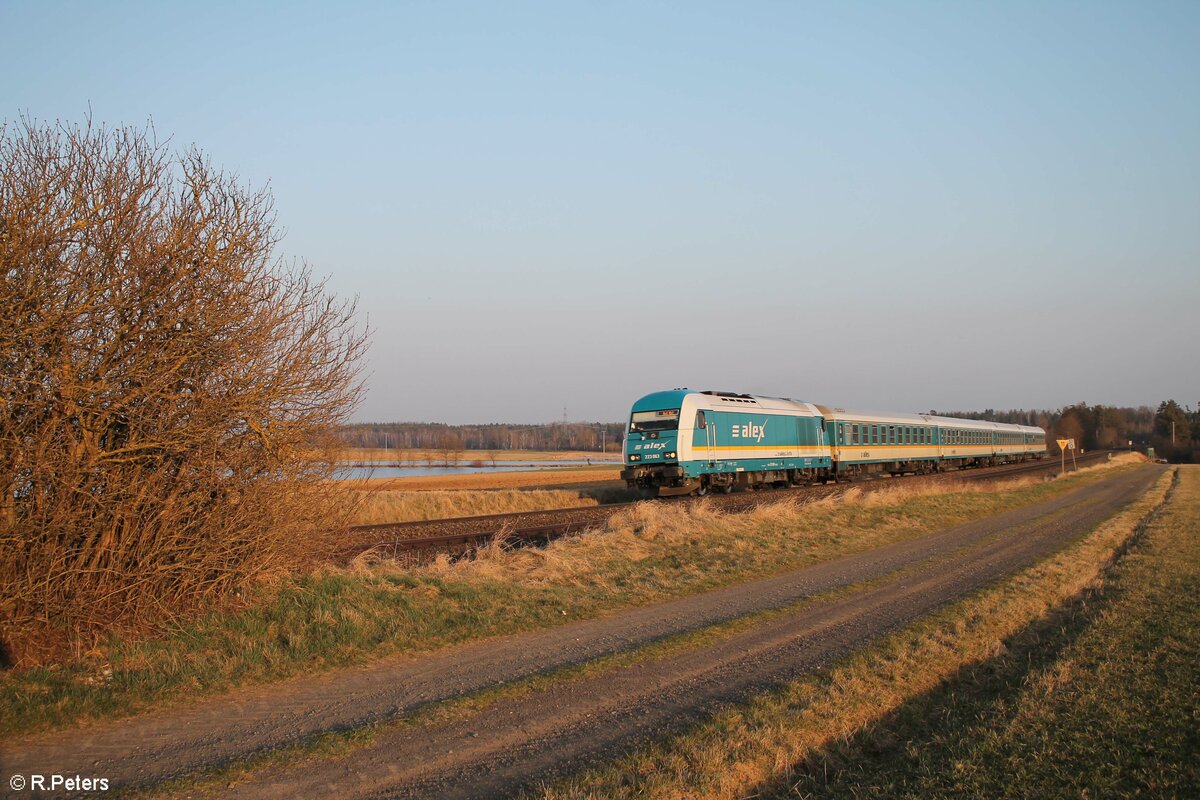 223 063 mit dem RE2 ALX 79861 München - Hof bei Oberteich. 25.03.22