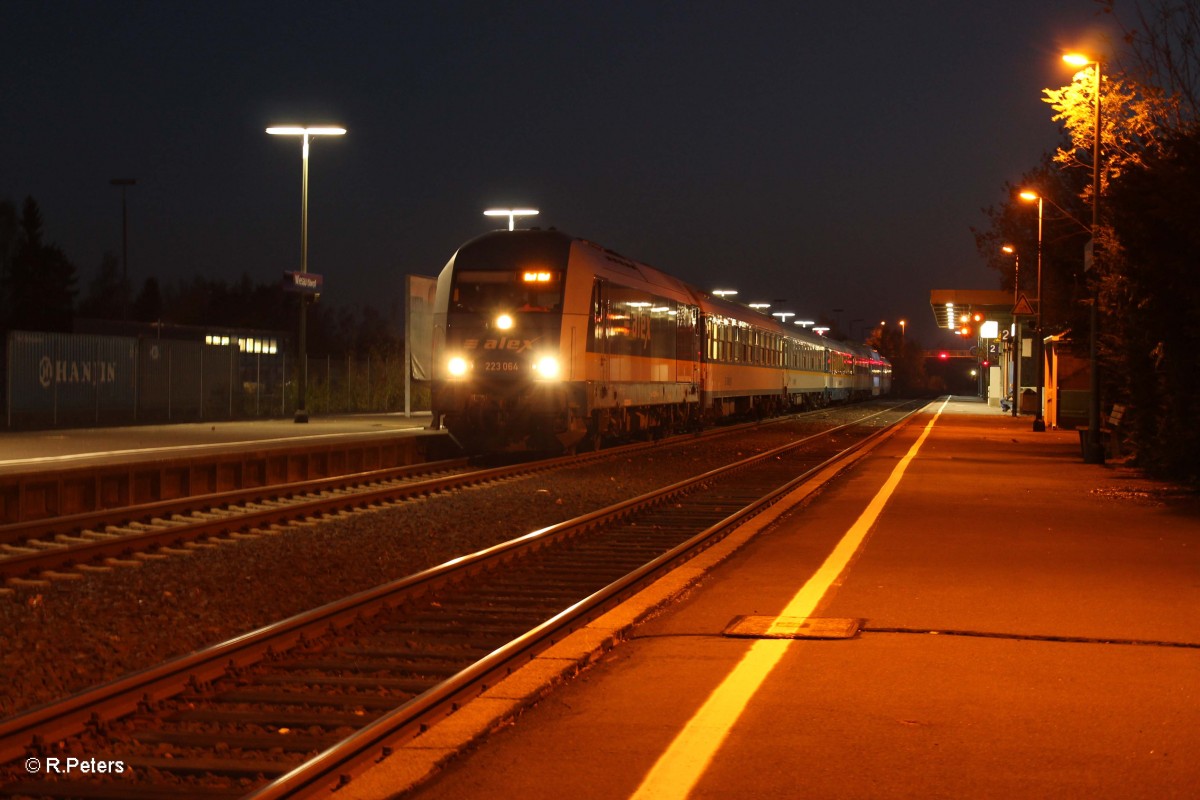 223 064 mit dem ALX84112 Mnchen - Hof zur blauen Stunde in Wiesau. 31.10.13