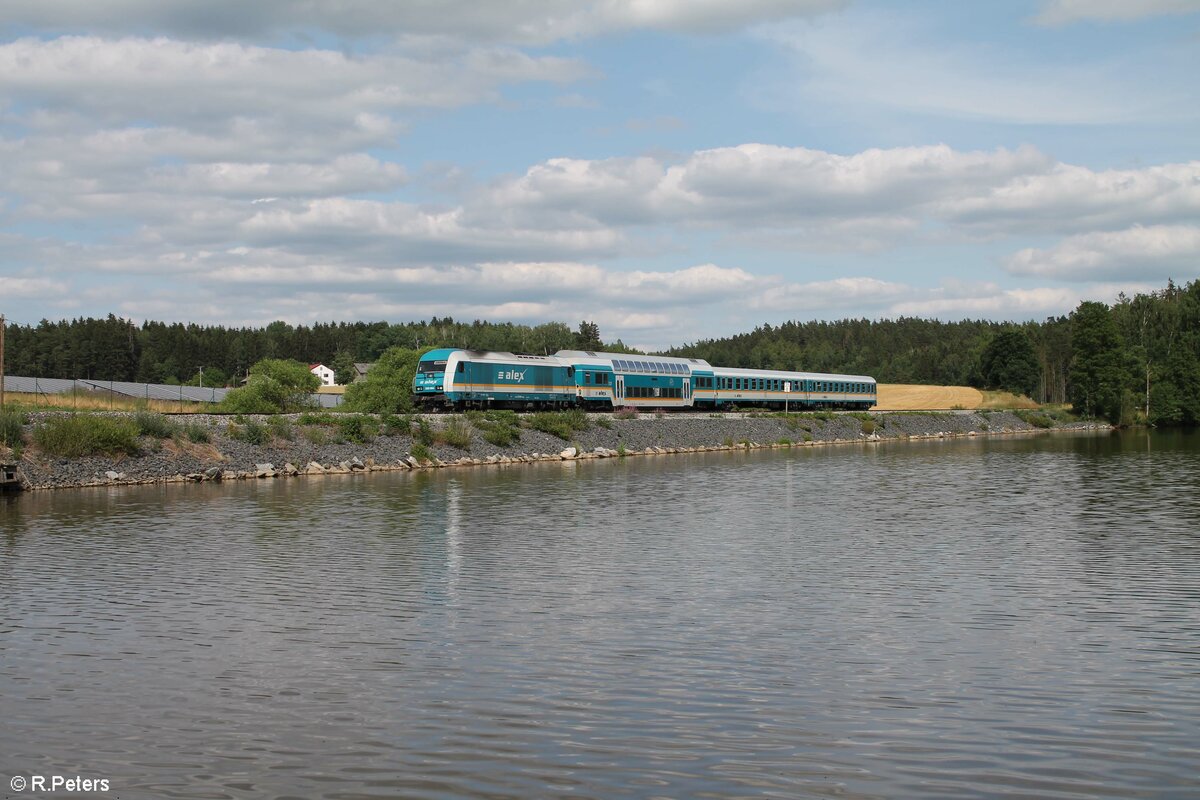 223 064 mit dem RE2 ALX 79854 Hof - München beim Rechenweiher. 28.06.22