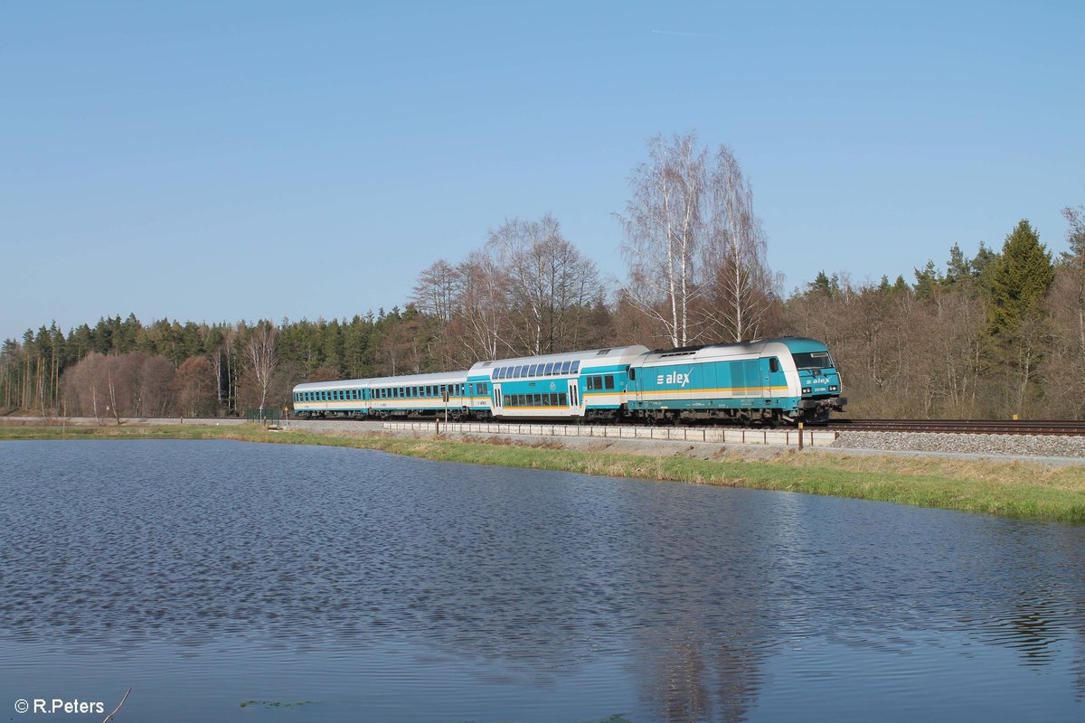 223 064 zieht den ALX84104 Hof - Mnchen sdlich von Wiesau, nchster Halt Weiden/Oberpfalz. 08.04.18