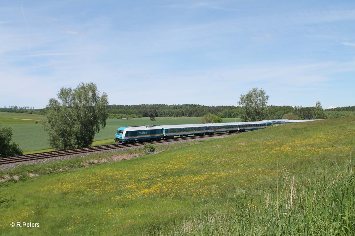 223 064 zieht bei Escheldorf mit dem ALX84115 Hof - Mnchen. 25.05.14