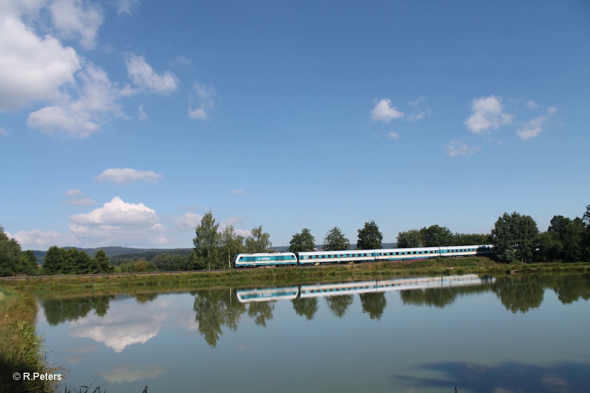 223 064 zieht mit dem ALX84111 Hof - München an die Teiche bei Wiesau vorbei. 19.07.16