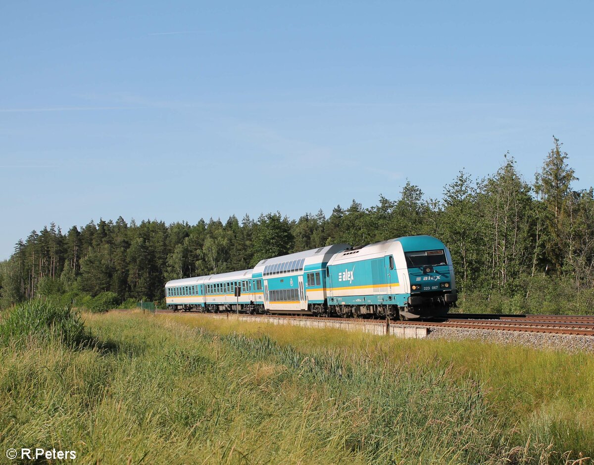 223 067 mit dem RE2 ALX7985 Hof - München südlich von Wiesau/Oberpfalz. 24.06.23