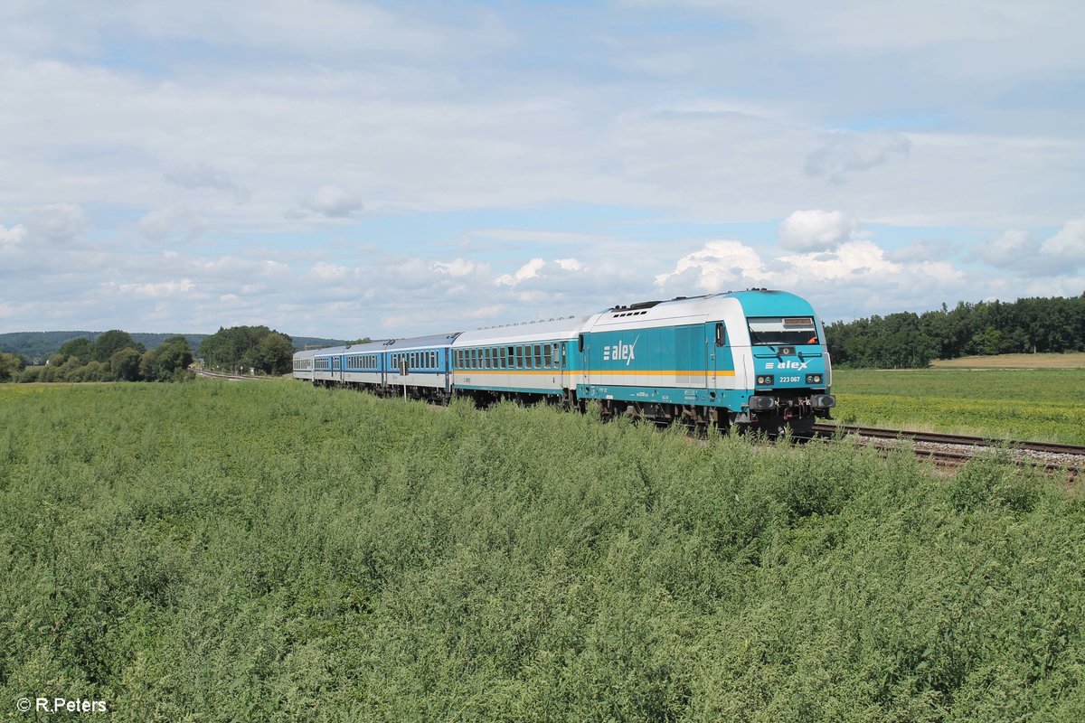 223 067 zieht den ALG 354 Prag - München bei Haslbach Richtung Regensburg. 19.08.17