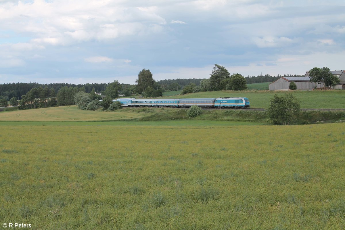 223 067 zieht kurz vor Reuth bei Erbendorf den ALX79662 Hof - München. 10.07.20