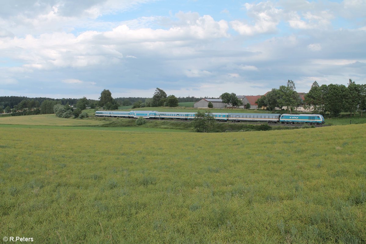 223 067 zieht kurz vor Reuth bei Erbendorf den ALX79662 Hof - München. 10.07.20