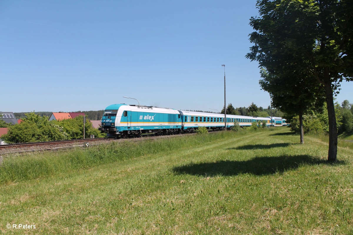 223 068 fähr mit dem ALX84106 München - Hof in Pechbrunn ein. 05.06.15