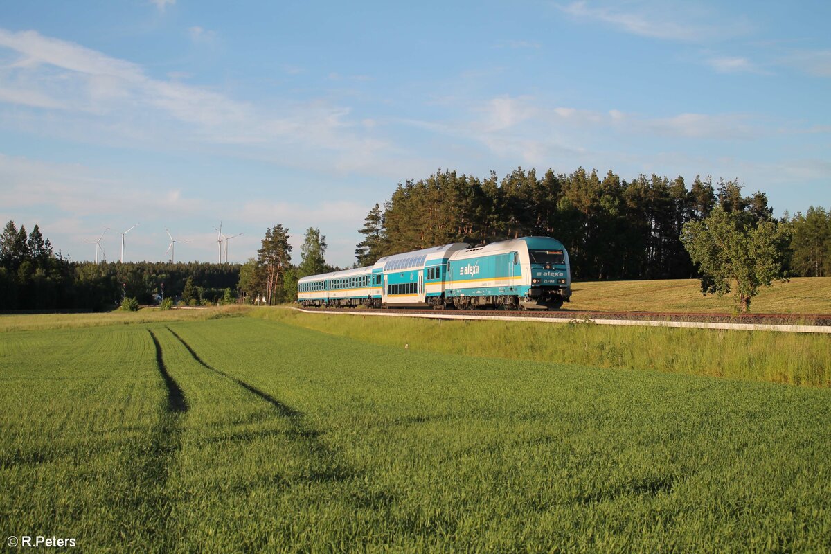 223 068 mit dem RE2 ALX79850 Hof - München bei Marktleuthen. 02.06.22