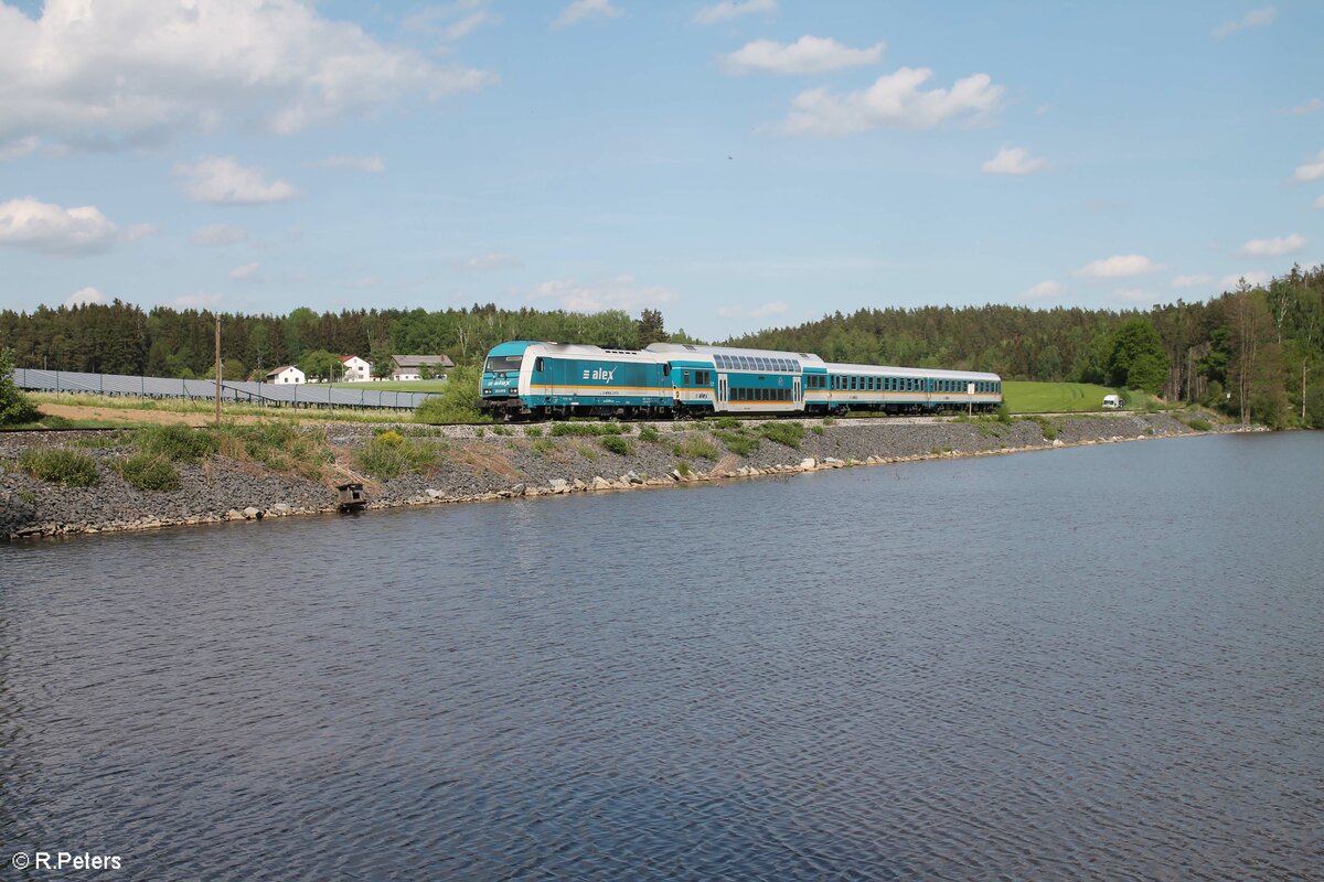 223 070 mit dem RE2 ALX 79854 Hof - München am Rechenweiher. 18.05.22