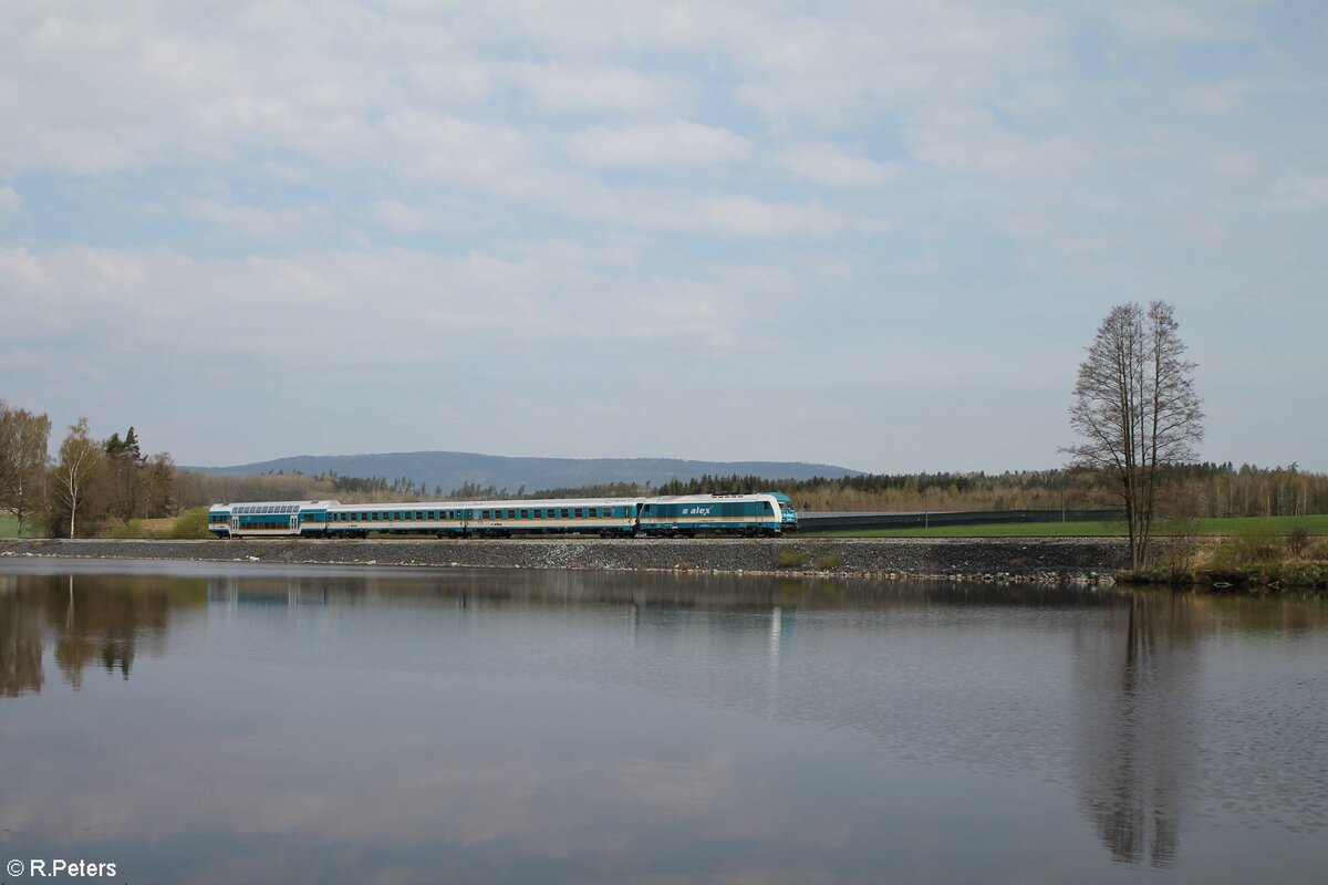 223 070 zieht mit dem RE2 ALX 79853 München - Hof am Rechenweiher vorbei. 30.04.22