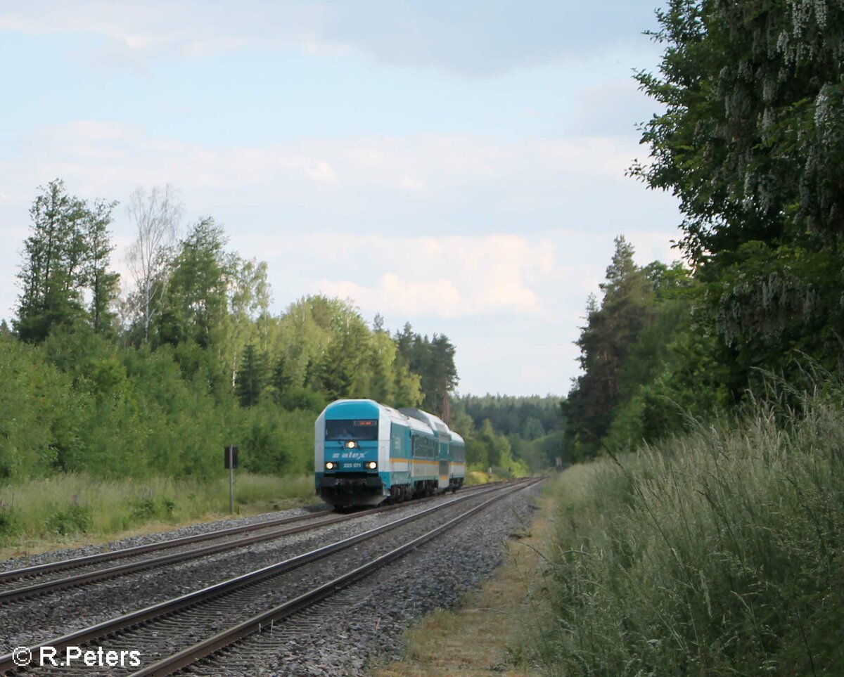 223 071 mit dem RE2 ALX79861 München - Hof kurz vor Wiesau / Oberpfalz. 14.06.23