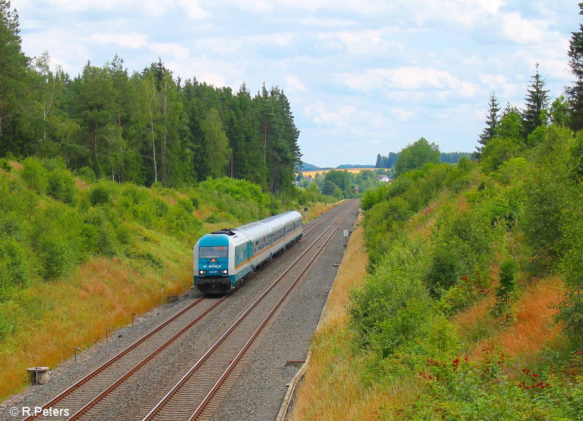 223 071 zieht den ALX84106 München - Hof bei Großwendern. 21.07.17