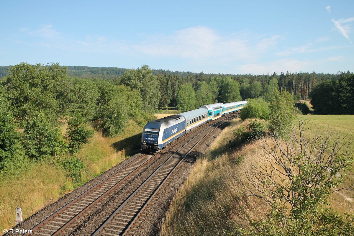 223 081 mit dem RE2 ALX 79862 Hof - München bei Oberteich. 26.06.22