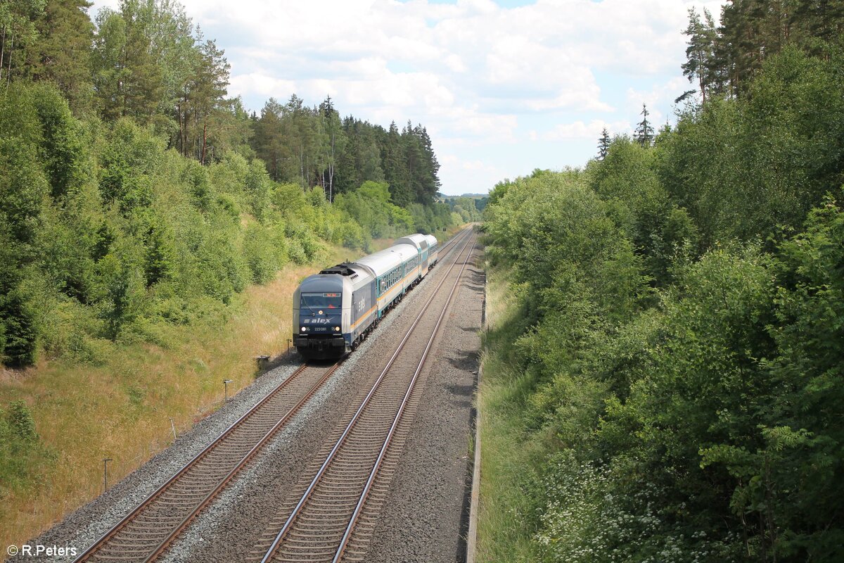 223 081 mit dem RE2 ALX 78957 München - Hof bei Großwendern. 26.06.22