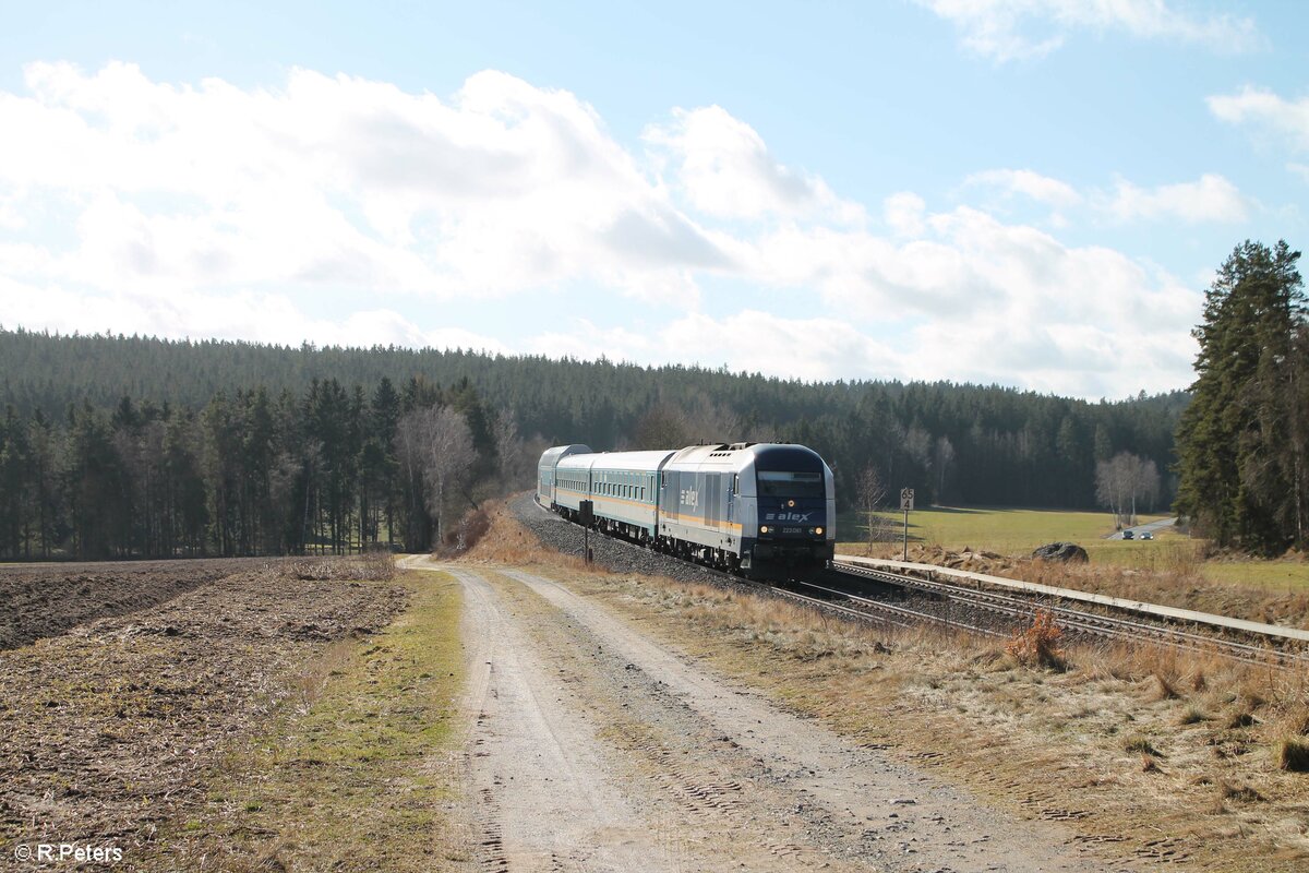 223 081 zieht den RE2 79857 Mnchen - Hof bei Neudes. 23.02.22