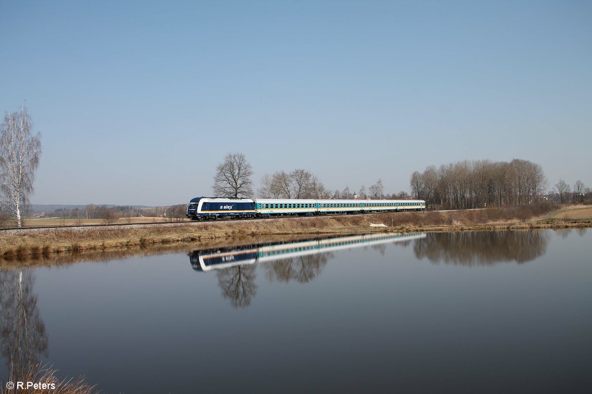 223 081 zieht den RE2 ALX 797860 Hof - München südlich von Wiesau. 25.03.22