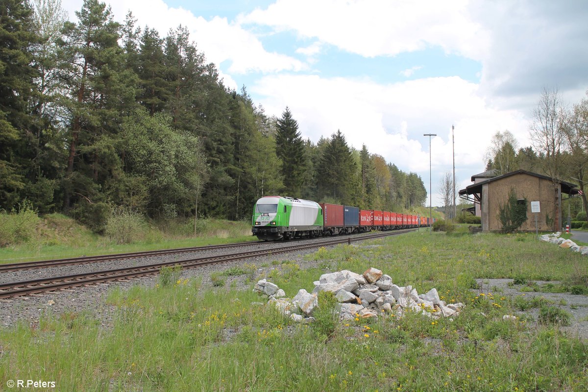 223 102 zieht den Wiesau Containerzug nach Hamburg durch Röslau gen Hof. 14.05.17