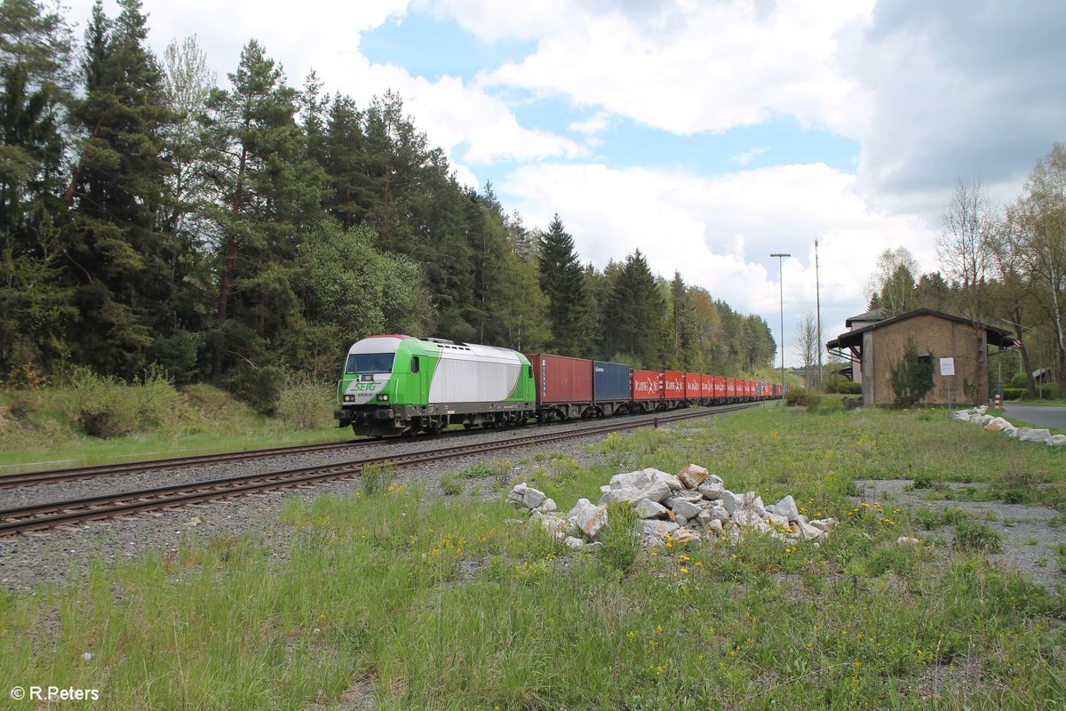 223 102 zieht den Wiesau Containerzug nach Hamburg durch Röslau gen Hof. 14.05.17