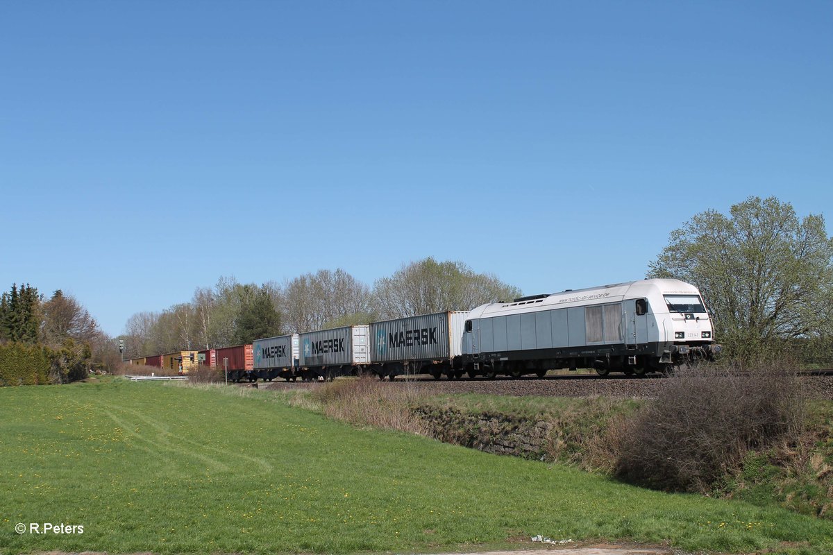 223 143 mit dem Wiesau Containerzug kurz vor ihrem Ziel. 20.04.16