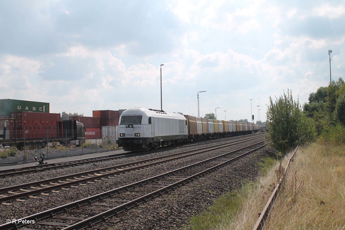 223 143 rangiert mit einem Hackschnitzelzug in Wiesau/oberpfalz. 09.09.16