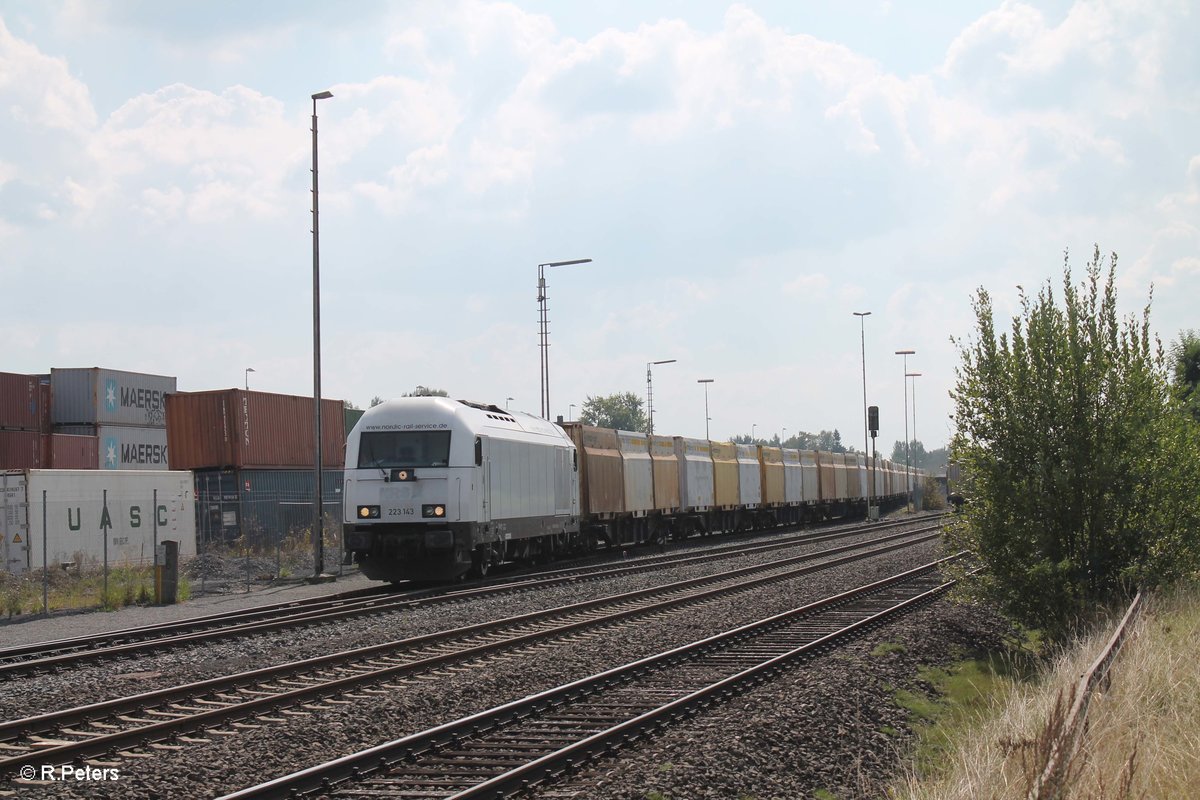 223 143 rangiert mit einem Hackschnitzelzug in Wiesau/oberpfalz. 09.09.16