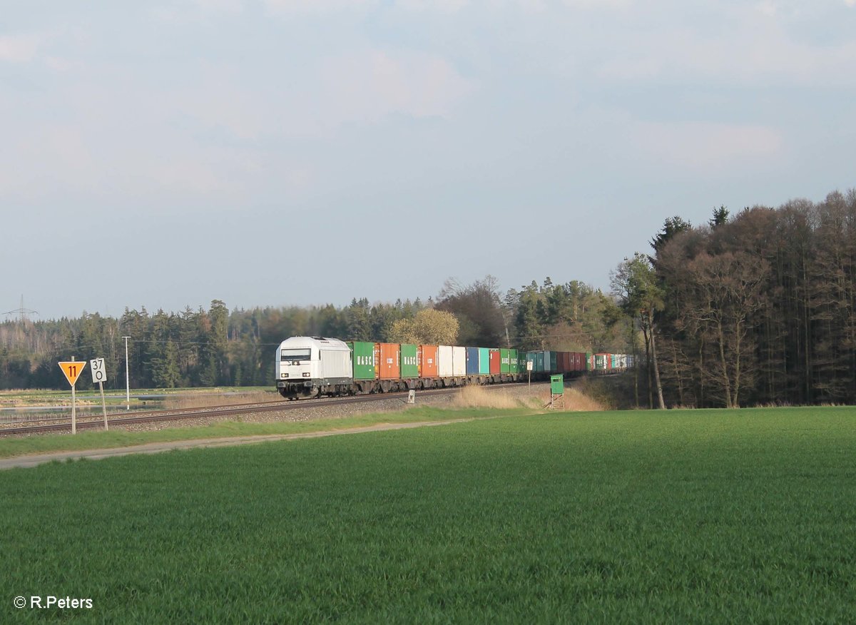 223 143 rollt langsam bei Oberteich mit dem Wiesau - Hamburg nordwärts. 12.04.16