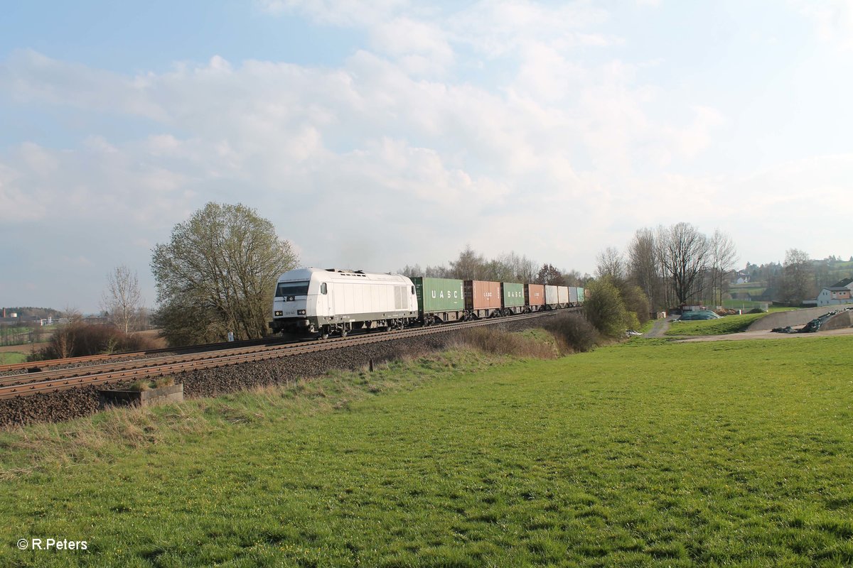 223 143 rollt langsam mit dem Wiesau Containerzug nach Hamburg kurz hinter Wiesau und erreicht gleich den BÜ Schönfeld. 12.04.16