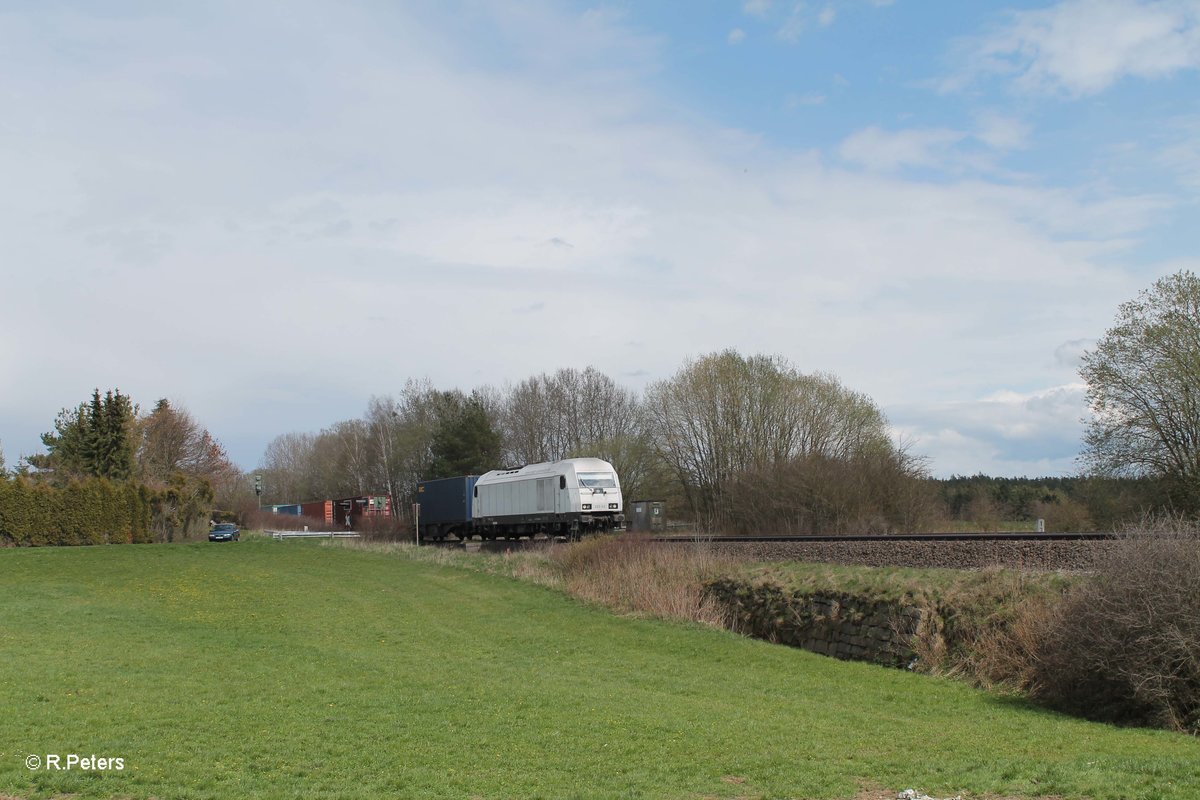 223 143 rollt langsam mit dem Wiesau Containerzug bei Schönfeld ihrem Ziel entgegen. 13.04.16