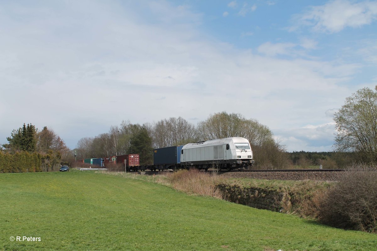 223 143 rollt langsam mit dem Wiesau Containerzug bei Schönfeld ihrem Ziel entgegen. 13.04.16