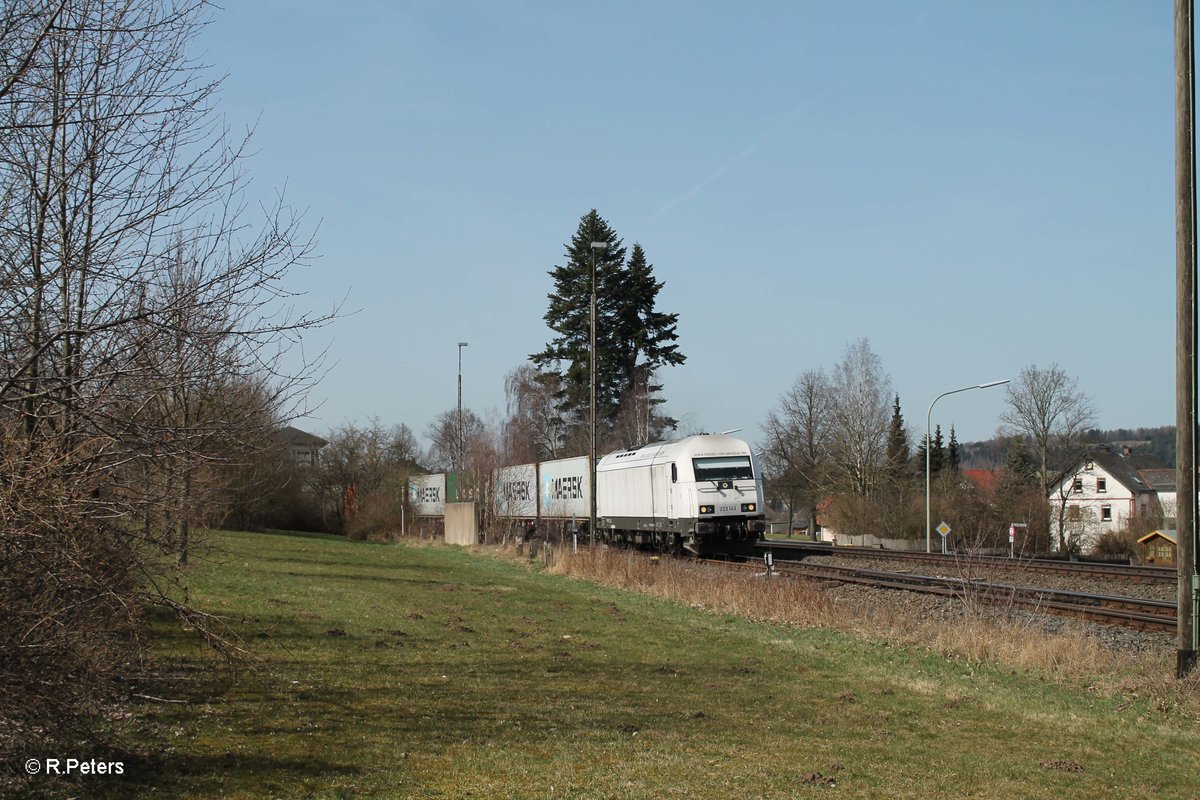 223 143 verlässt Peechbrunn mit dem Wiesau Containerzug. 02.04.16