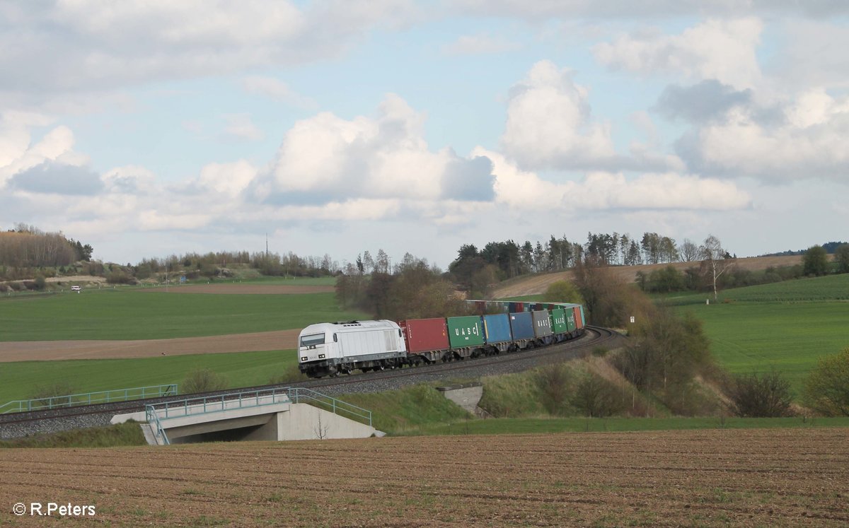 223 143 zieht bei Lengenfeld den Wiesau Containerzug nach Hamburg durch die Kurve. 25.04.16