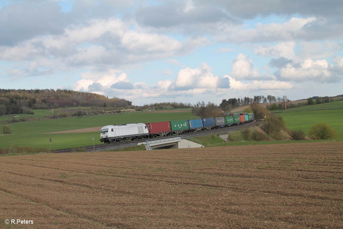 223 143 zieht bei Lengenfeld den Wiesau Containerzug nach Hamburg durch die Kurve. 25.04.16