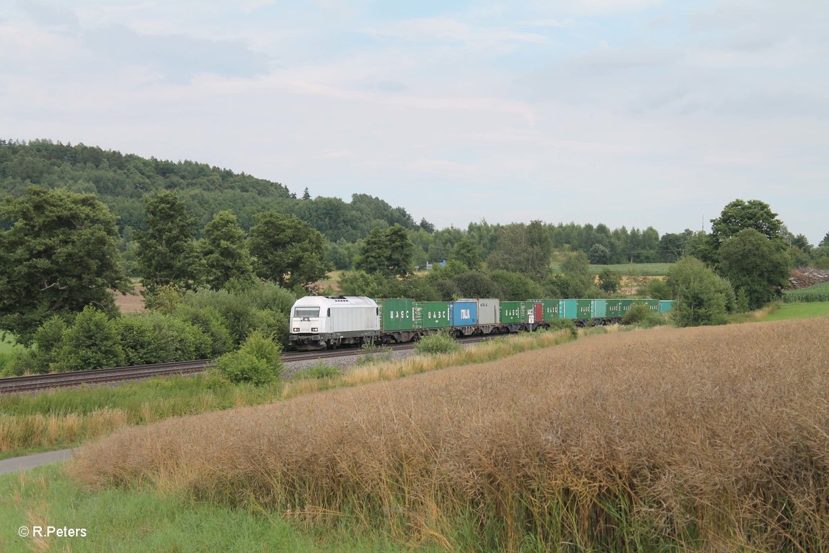 223 143 zieht bei Lengenfeld den Wiesau Containerzug nach Hof. 29.07.16