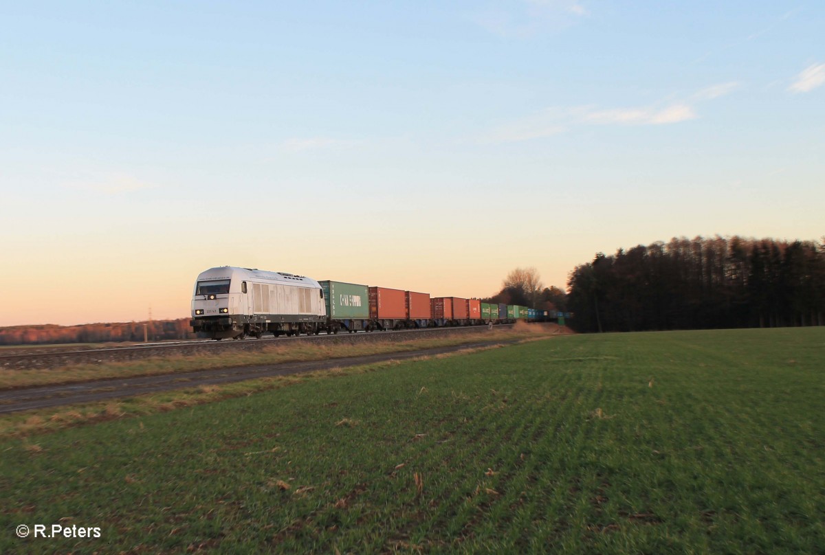 223 143 zieht bei Oberteich den Containerzug Wiesau - Hof. 29.01.15