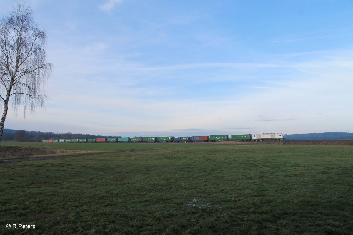 223 143 zieht bei Oberteich den Containerzug Hamburg - Wiesau. 07.02.16