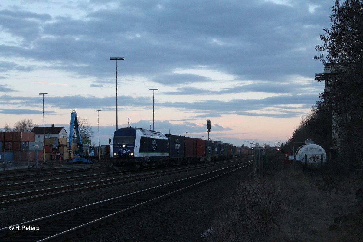 223 144 mit dem 1. Containerzug in Wiesau bereit zur Abfahrt nach Hof. 22.02.14