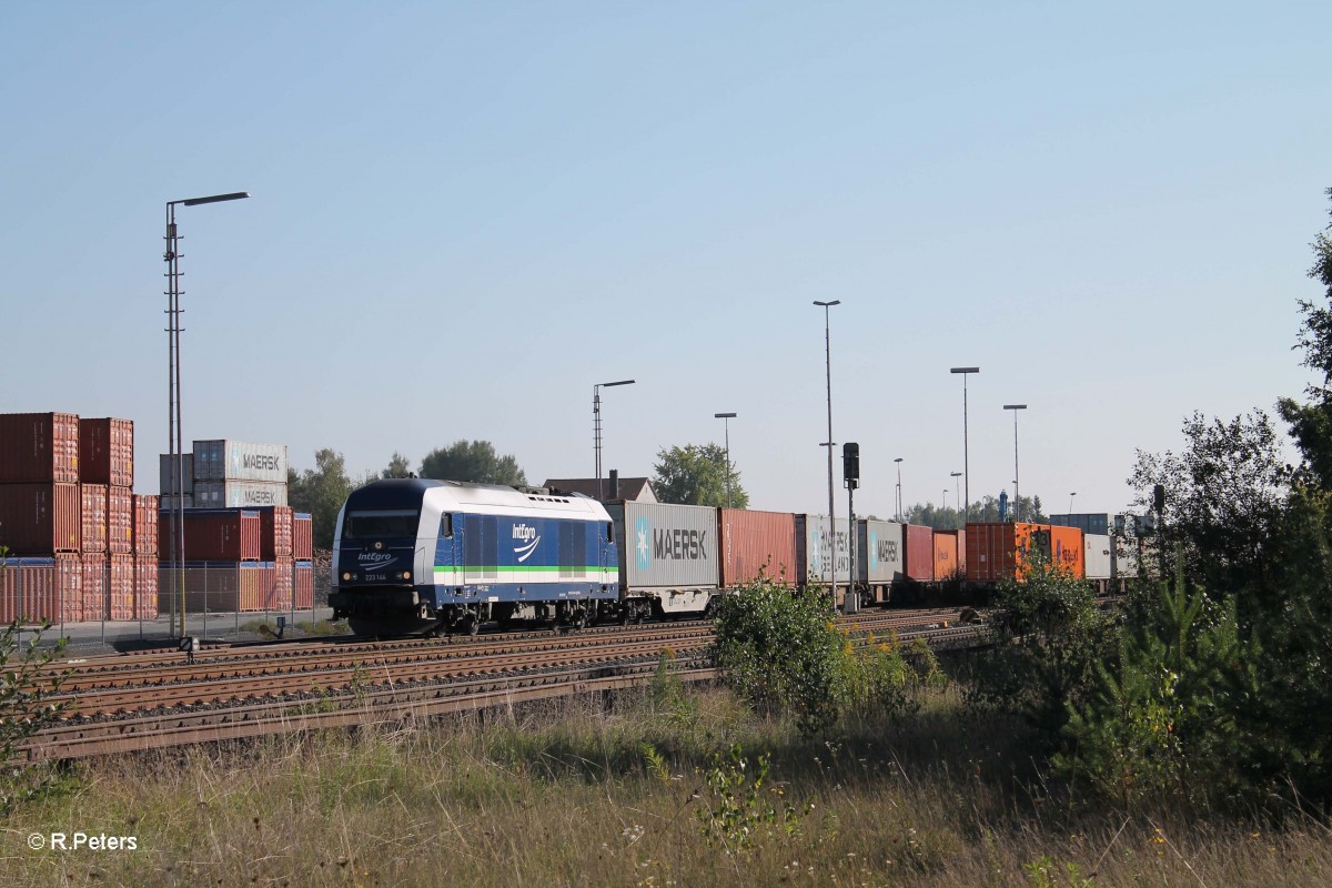 223 144 mit dem Containerzug in Wiesau