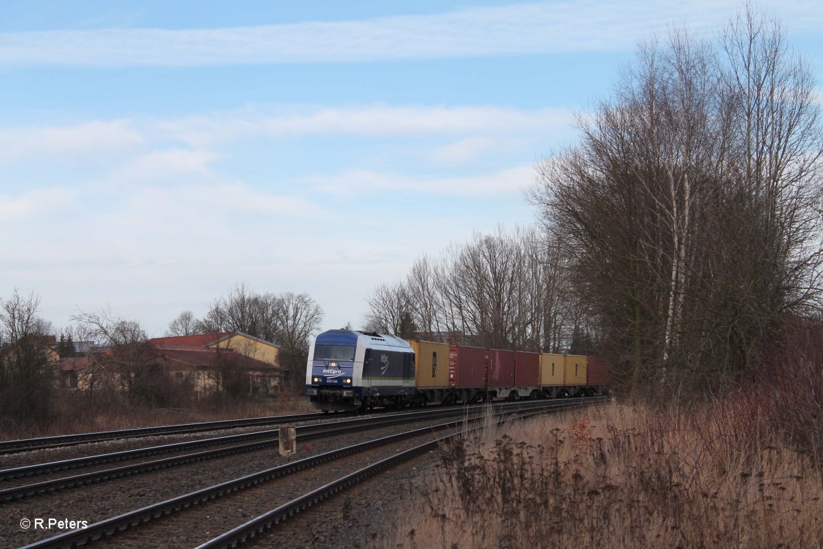 223 144 mit dem Containerzug Hof - Wiesau bei Schönfeld. 04.01.14