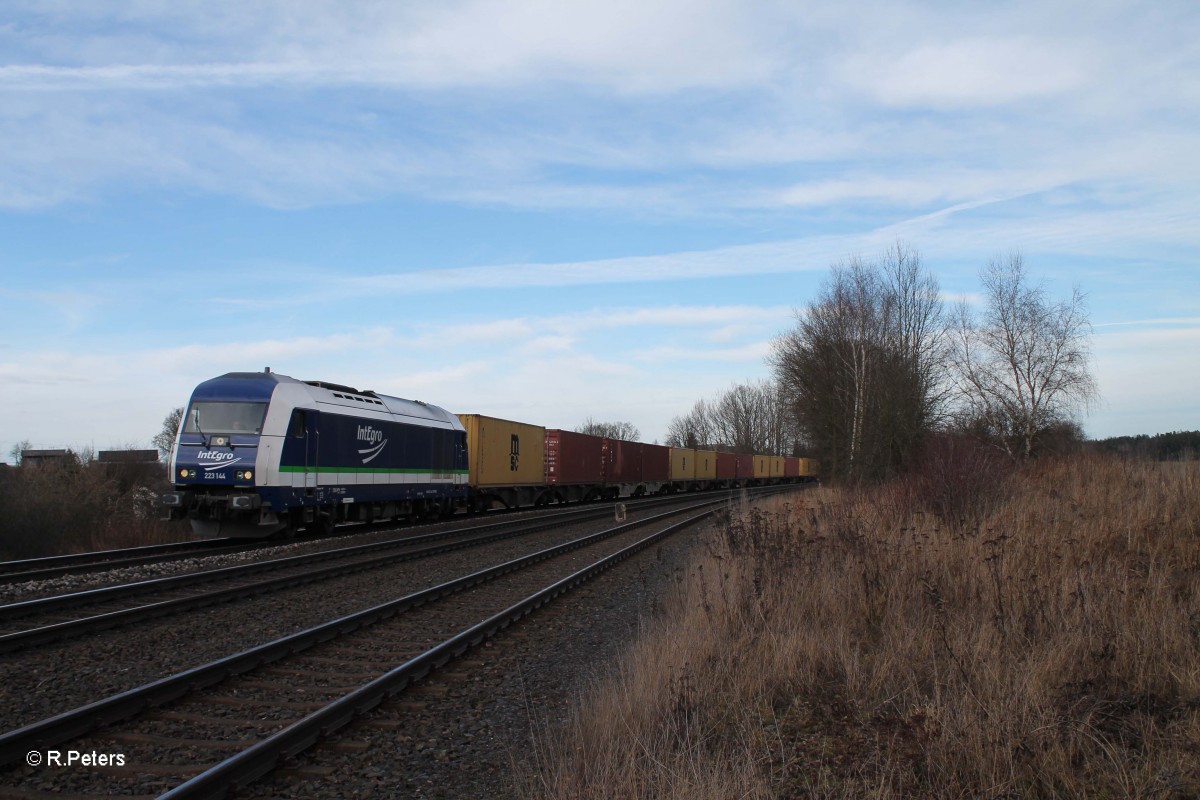 223 144 mit dem Containerzug Hof - Wiesau bei Schönfeld. 04.01.14