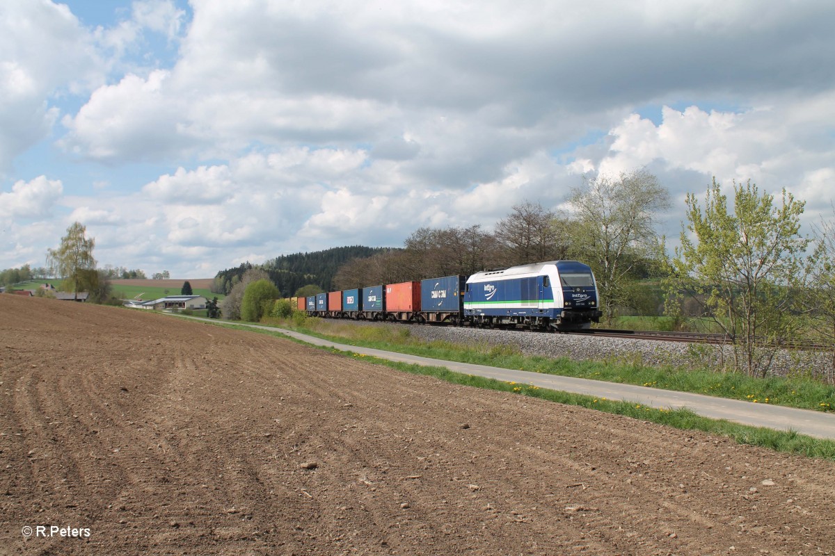 223 144 mit dem Containerzug Hamburg - Wiesau bei Lengenfeld. 22.04.14