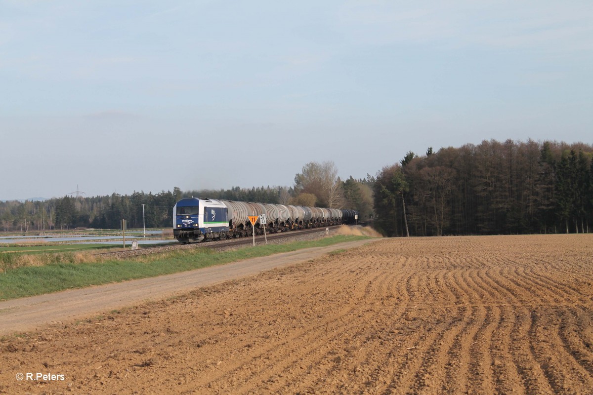 223 144 mit dem Kesselzug Ingolstadt - Stendal bei Oberteich. 07.04.14