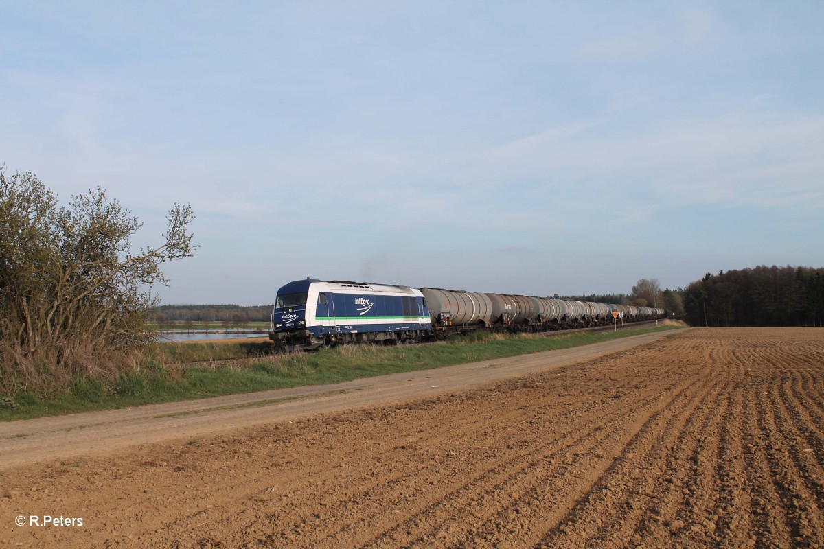 223 144 mit dem Kesselzug Ingolstadt - Stendal bei Oberteich. 07.04.14